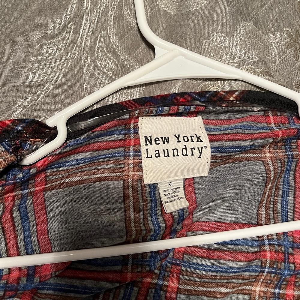 Black and red plaid cardigan - Picture 2 of 7